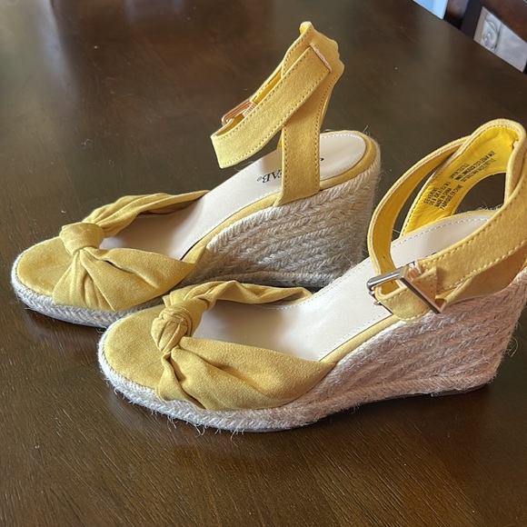JustFab yellow espadrilles wedges, size 6 - Picture 2 of 10